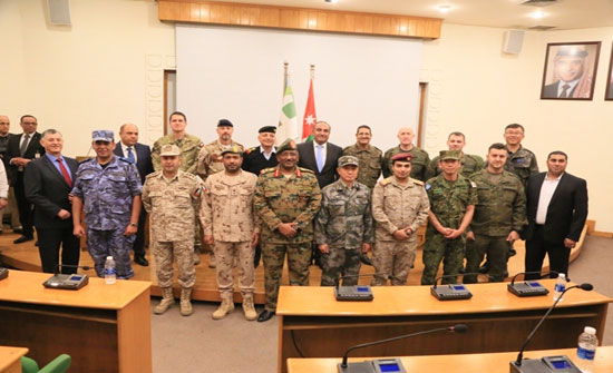 الشواربة يلتقي وفداً من الملحقين العسكريين المعتمدين لدى المملكة