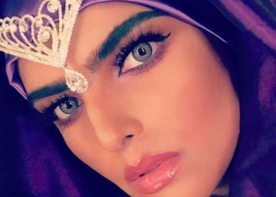 شاهد: وضعية تصوير لسارة الودعاني مع زوجها تثير السخرية على التواصل.. وتتلقى طلباً غريباً يخص عريسها شاهد: وضعية تصوير لسارة الودعاني مع زوجها تثير السخرية على التواصل.. وتتلقى طلباً غريباً يخص عريسها