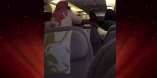 شاهد: مشاجرة عنيفة بين مجموعة من الفتيات على متن طائرة