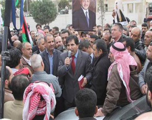 عمال الفوسفات يطالبون بإسقاط مجلس الإدارة من العاصمة عمان عمال الفوسفات يطالبون بإسقاط مجلس الإدارة من العاصمة عمان