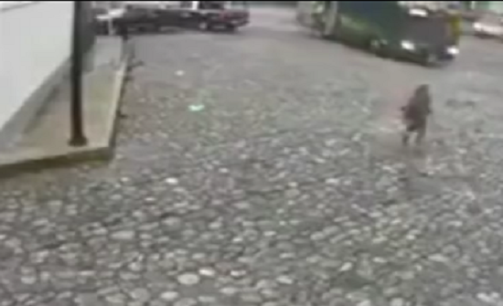 بالفيديو: لحظة نجاة امرأة دهستها حافلة