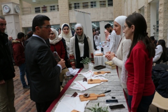 صيدلة " الشرق الأوسط " ومستشفى الحرمين يقيمان يوما طبيا مجانيا