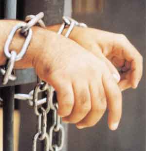 القاء القبض على ثلاثة شباب ينتحلون شخصية رجال البحث الجنائي