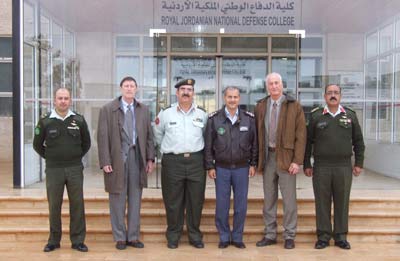 عالما فضاء يلقيا محاضرة في كلية الدفاع الوطني
