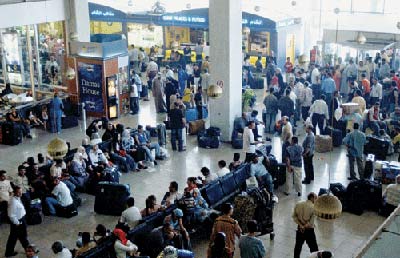 السلطات اليمنية توقف منح تأشيرات الدخول إلى البلد في مطاراتها الدولية السلطات اليمنية توقف منح تأشيرات الدخول إلى البلد في مطاراتها الدولية