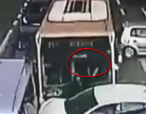 بالفيديو : سائق حافلة يفقد الوعي ويصدم عدة سيارات‎‎