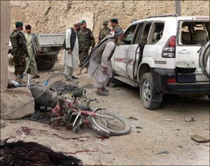 مقتل نحو ثلاثين شخص بينهم جنود أمريكيين ومدنيين في أفغانستان 