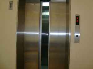 وفاة طفل سقط في فتحة مصعد بناية بالعقبة 