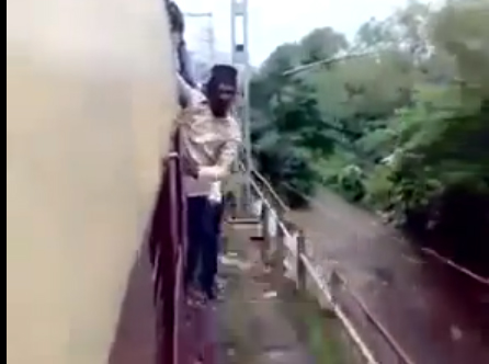 عندما يركب الهندي القطار ..يفعلون ما لا يصدقه عقل !