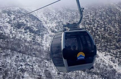 لحظة إنقاذ شاب معلق في التلفريك (فيديو)