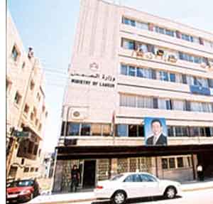 وزارة العمل تنفي استيفاء رسوم طلبات اعادة الهيكلة