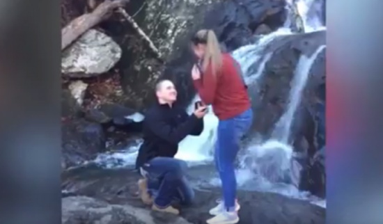 فيديو: لحظة رومانسية بين شاب وفتاة تتحول الى كابوس!