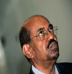 سوداني يرشق الرئيس البشير بحذائه .. والخرطوم تقول إنه مختل عقليا