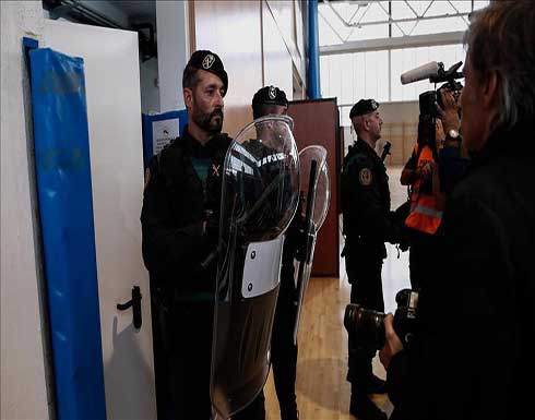 كتالونيا.. إصابة 460 شخصا باشتباكات مع الشرطة الإسبانية