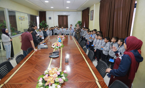 وفد من طلاب مدرسة جامعة الزرقاء يزور مركز الحاسوب في الجامعة