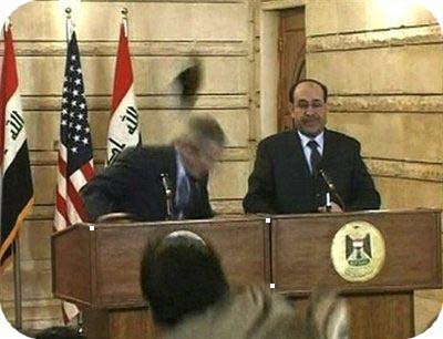 اسرائيلي يقتدي بالزيدي ويلقي حذائه على رئيسة محكمة
