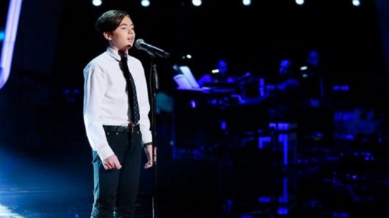 بالفيديو – طفل الـ 13 عاماً أحدث جدلاً بين حكام The Voice Kids