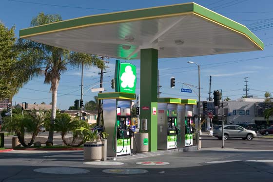 ثلاثة اشخاص يحاولون السطو على صاحب محطة محروقات 