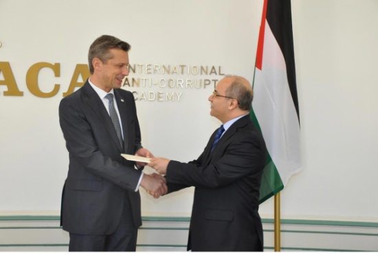 سفيرنا في فينا يقدم اوراق اعتماده للاكاديمية الدولية لمكافحة الفساد