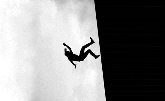 مصري يتخلص من زوجته ويرميها من الطابق العاشر