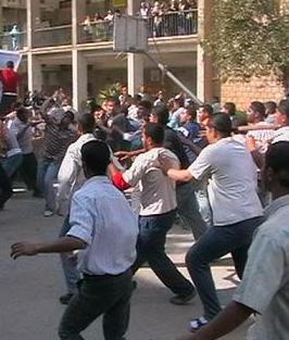 طعن شابين في مشاجرة  بين عشيرتي القرعان والعلاونة في الطيبة