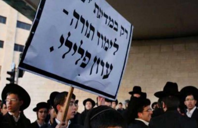 يهود متشددون يحتجون بعدة مدن على تجنيدهم والشرطة تعتقل 48 منهم