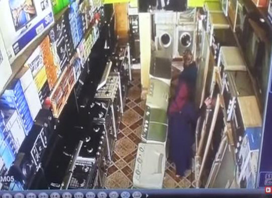 بالفيديو: لحظة سرقة امرأة لهاتف من معرض للأجهزة الكهربائية