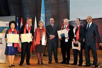 احدى مبادرات الملكة رانيا التعليمية تتسلم جائزة اليونسكو/ الملك حمد