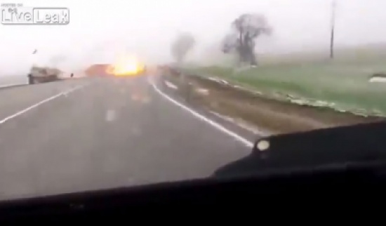 بالفيديو..حادث سير يتسبب بإنفجار مركبة بسبب سرعتها الجنونية بالفيديو..حادث سير يتسبب بإنفجار مركبة بسبب سرعتها الجنونية
