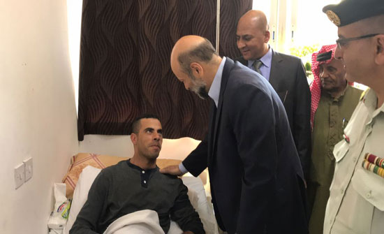 الرزاز يزور رقيب السير الذى تعرض للاعتداء في عمان .. صور الرزاز يزور رقيب السير الذى تعرض للاعتداء في عمان .. صور