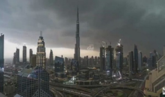 شاهد: سحابة رعدية تحول نهار دبي إلى ليل