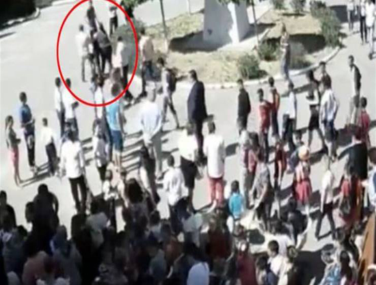 فيديو| استاذ يهاجم زميلته في المدرسة ويُعنّفها أمام الطلاب!
