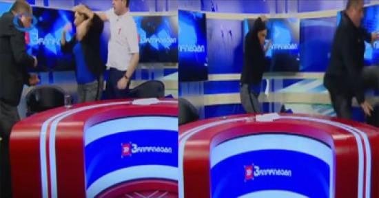 مذيعة تتلقى ضربة على رأسها بعدما حاولت تهدئة ضيفيها!