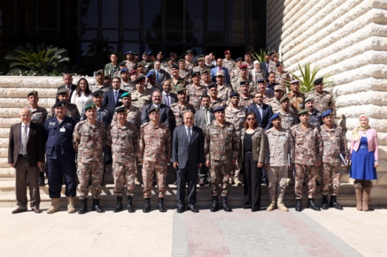 وفد من كلية الدفاع الوطني يزور الجامعة الأردنية