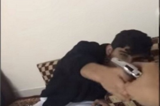 فيديو: شاب يطلق النار على صديقه مازحا