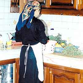 رب اسرة حاول ضرب خادمته.. فتفاجأ انها كانت مدربة "تايكواندو" بعد أن لقنته درسا