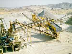  وفاة شخص وإصابة اثنين في حادث انهيار رمال من كسارة 