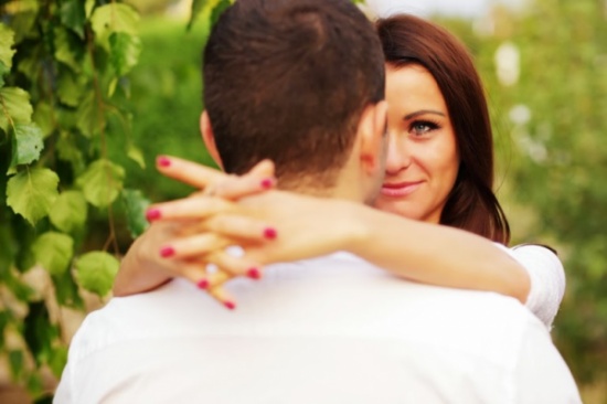 كيف تجعلينه يقع في حبك بخطوتين غريبتين