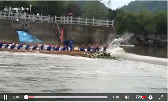 لحظة غرق 17 شخصا في انقلاب قاربين بالصين (فيديو)