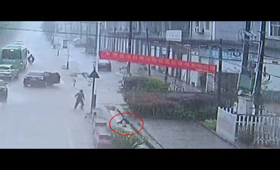 عملية إنقاذ لطفل سقط بحفرة صرف صحي في الصين