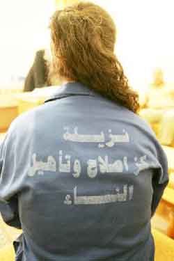 توقيف سيدة بتهمة محاولة قيادة انثى قاصر لـ "البغاء" نظير مبالغ مالية 