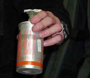 موظف يرش زملائه بمادة مسيلة للدموع في بلدية الكرك الكبرى