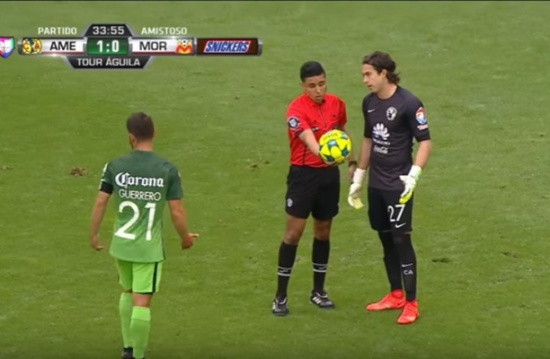 فيديو : حكم يتراجع عن إعلانه لكرلة جزاء