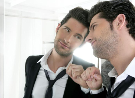 انتبه.. أعراض صغيرة تحيلك على مرض "جنون العظمة"! انتبه.. أعراض صغيرة تحيلك على مرض "جنون العظمة"!