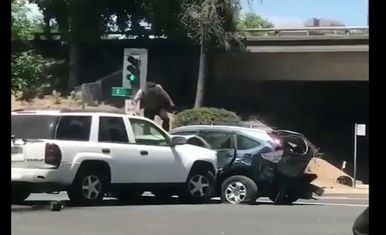 بالفيديو: رد فعل غريب لسائق غاضب يحطم سيارة بسبب خلاف ...