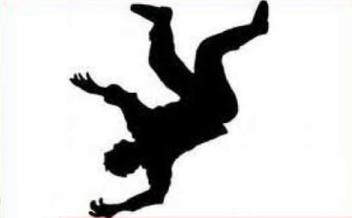 عريس يقفز إلى نهر هرباً من عروسه عريس يقفز إلى نهر هرباً من عروسه