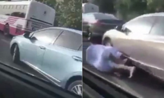 أسقطه على الأسفلت.. بالفيديو: مشاجرة غريبة بين شابين وسط السيارات!