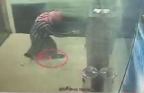 فيديو: حذاء سارق صرافات يكشف هويته