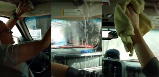 شاهد..هذا ما يحدث عندما تغسل سيارتك دون إغلاق السقف