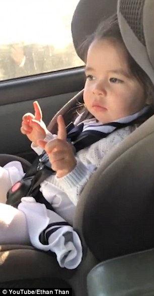 شاهد.. طفلة تنتظر اللحظة المناسبة للرقص